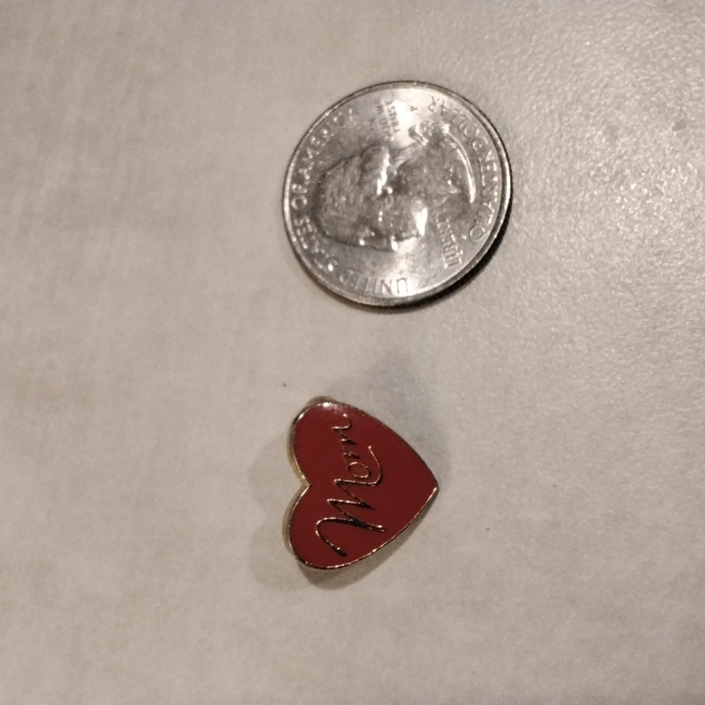 "Mom" heart pin
